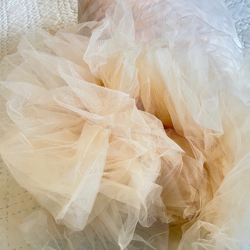 Tulle Maternity Photoshoot Gown - Champagne - Picture 6 of 9